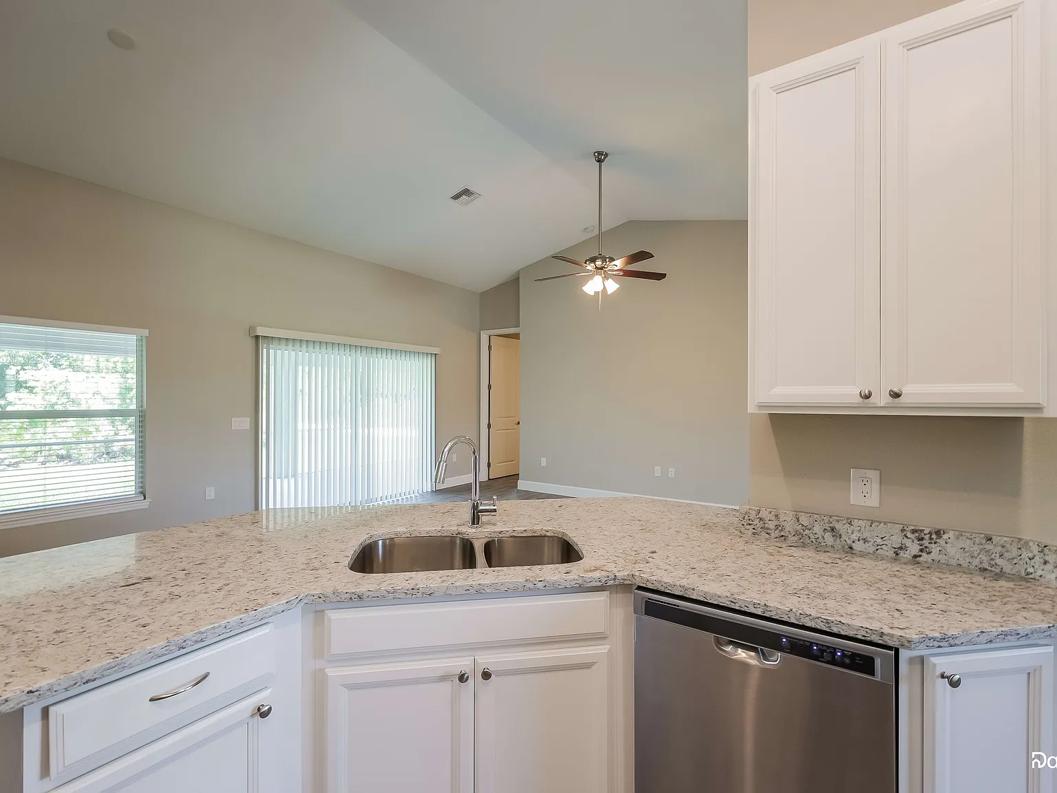 3 bed, 2.0 bath, 1830 sqft, $2,100 — Photo 3