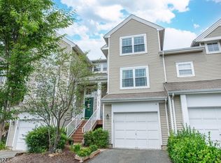 32 Ridgewood Dr, Randolph, NJ 07869