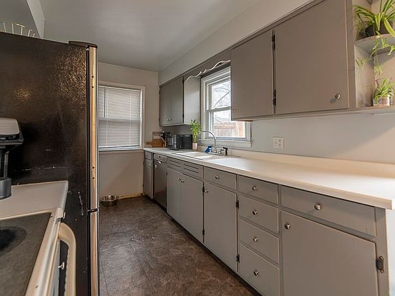 5th image of 645 Logan St