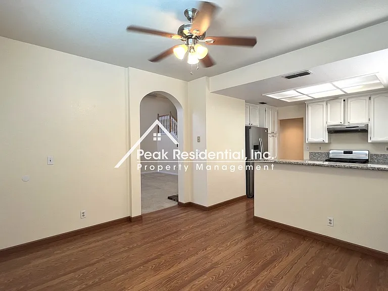 402 Harlow Ct — Photo 8