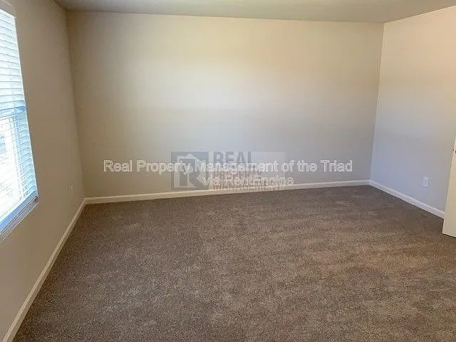 3901 Vershire Ave — Photo 8