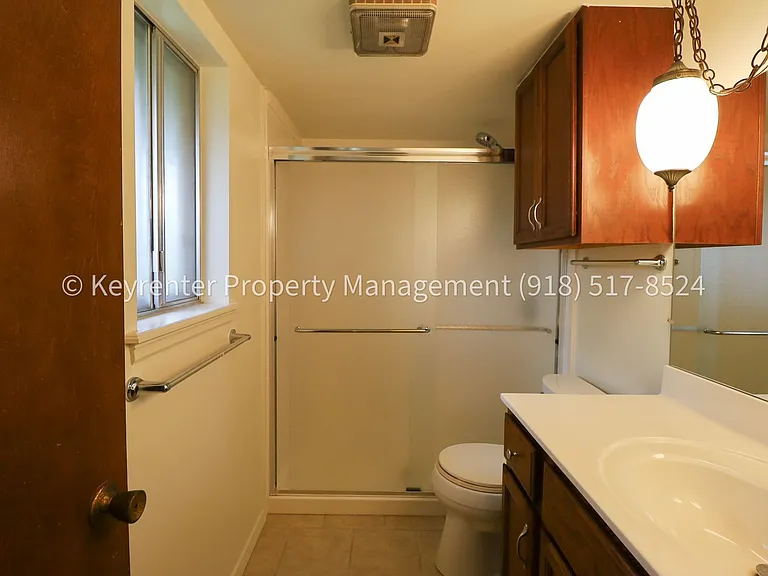 6828 E 47th St S — Photo 35