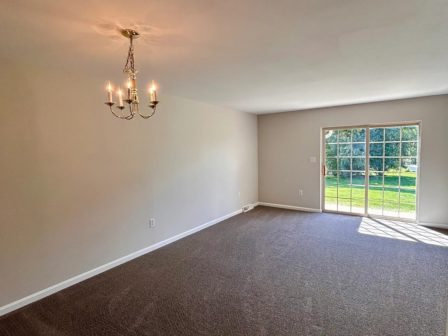 3 bed, 1.5 bath, 1391 sqft, $1,900 — Photo 2