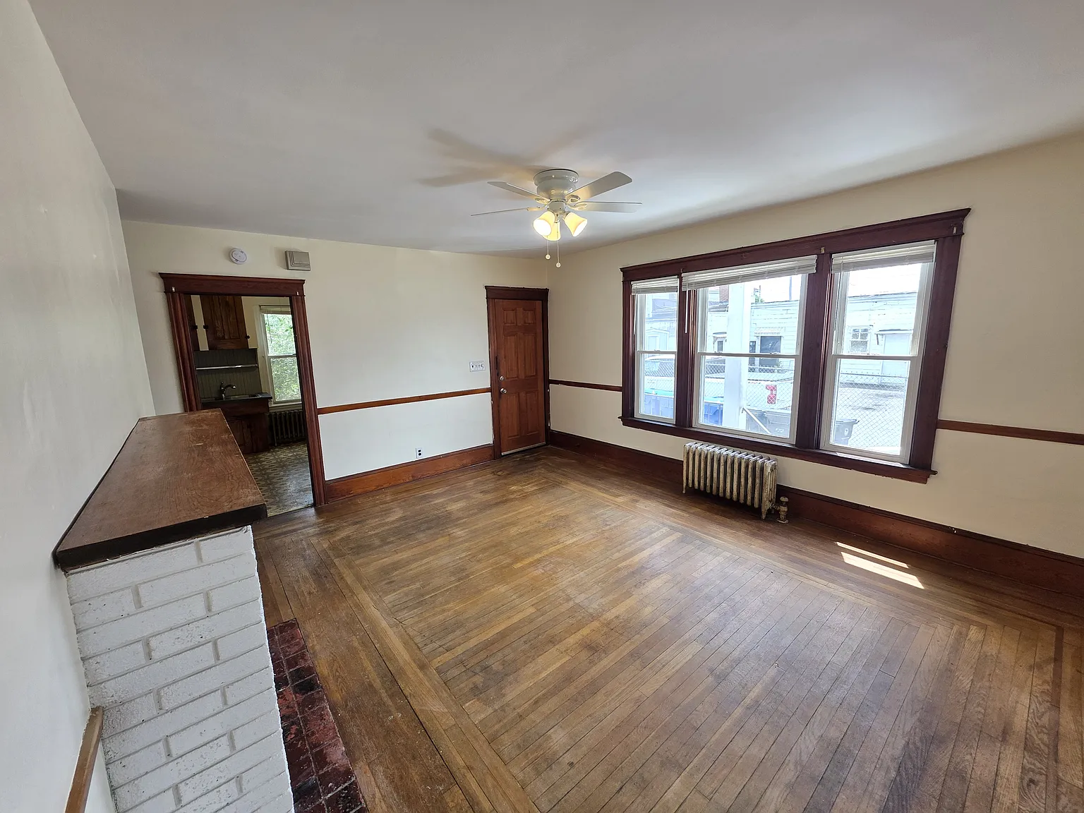  82 Littlefield St 1stFlr 3B/1B FreshPaint Hardwoods! NOPets Prkg — Photo 3