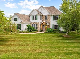 555 River Bluff Cir, Oconomowoc, WI 53066