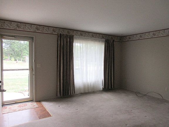 5th image of 1128 Thomas Dr