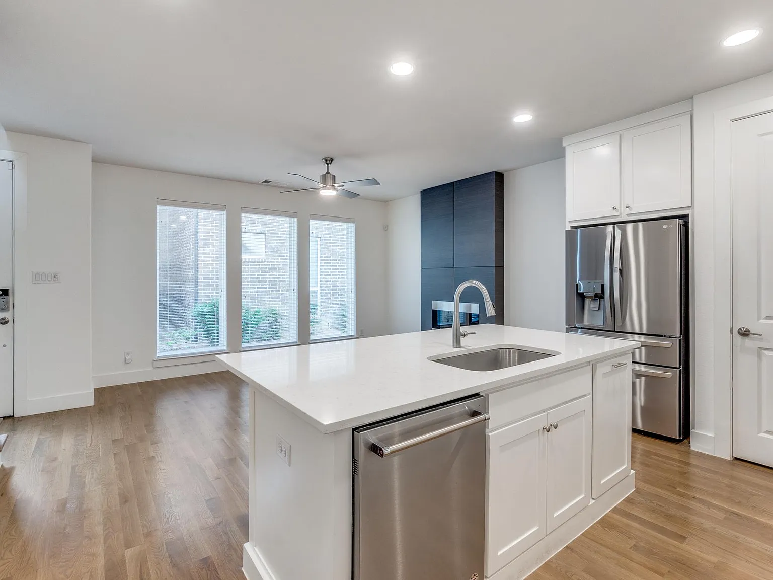3 bed, 3.5 bath, 1895 sqft, $3,750 — Photo 4