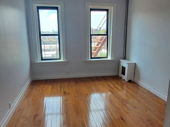 3rd image of 1342 Saint Lawrence Ave