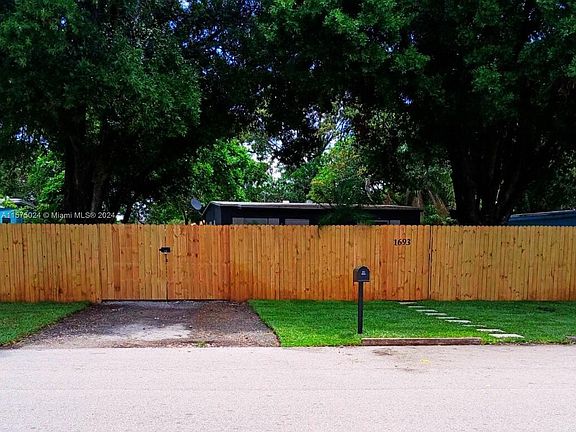 5th image of 1693 Lauderdale Manor Dr