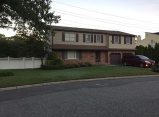 5 Old Farm Ct, Glen Head, NY 11545