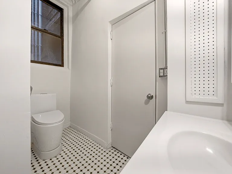 325 W 37th St #9F — Photo 16