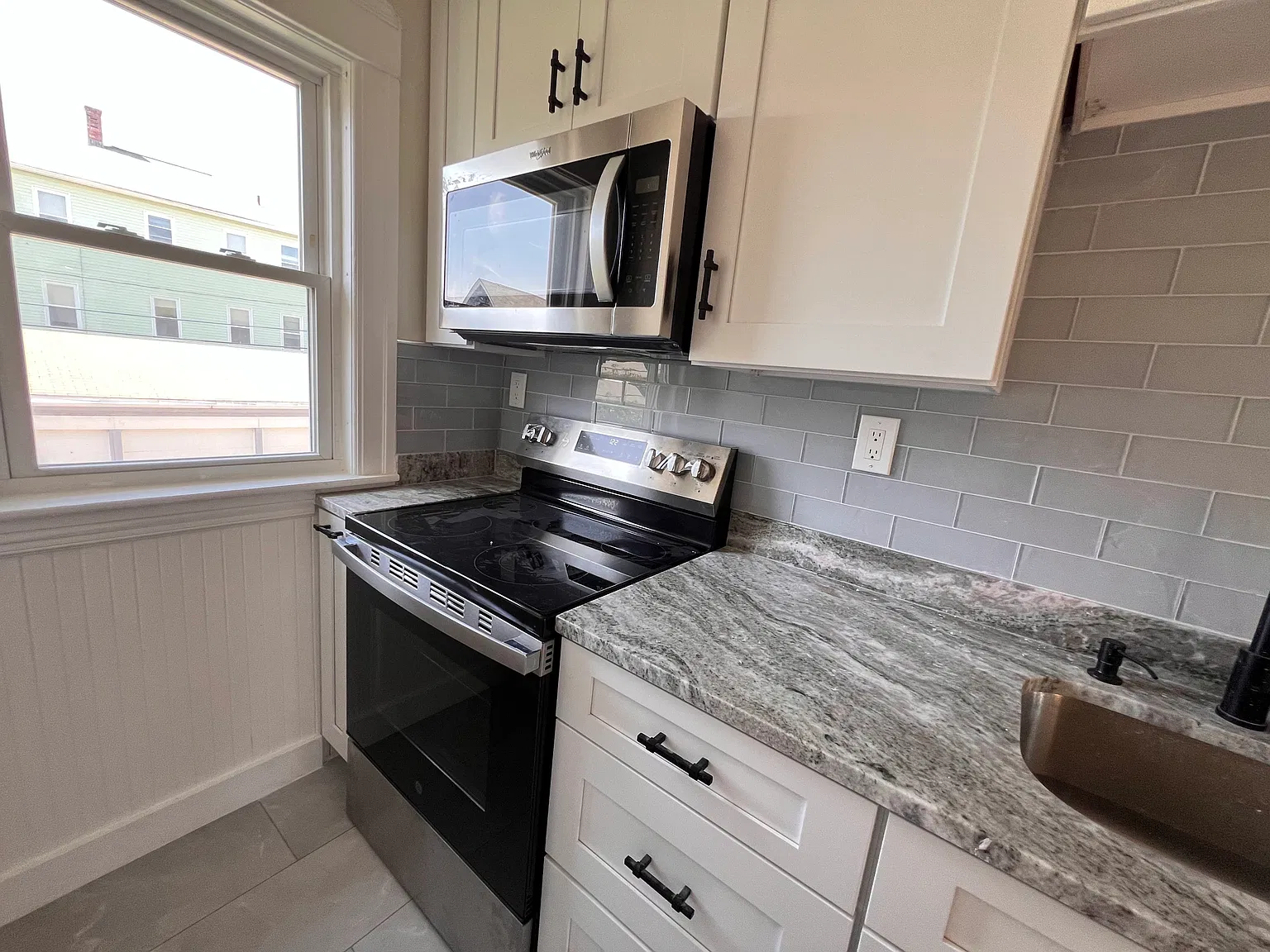 3 bed, 1060 sqft, $2,600 — Photo 3