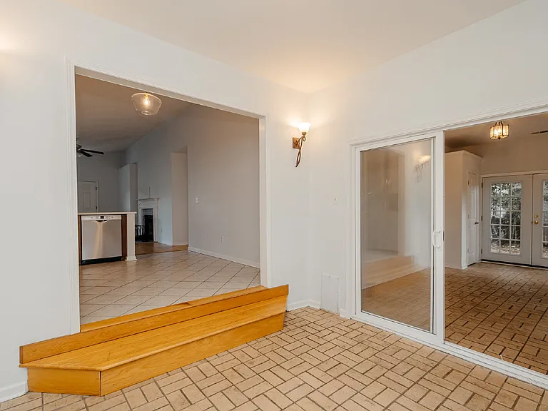 218 Lytham Ct — Photo 12