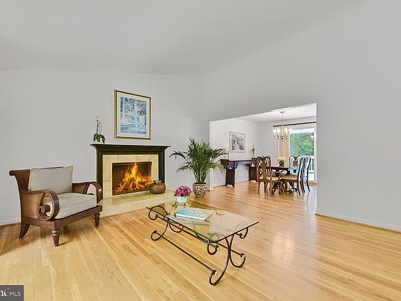 4th image of 5 Persimmon Ct