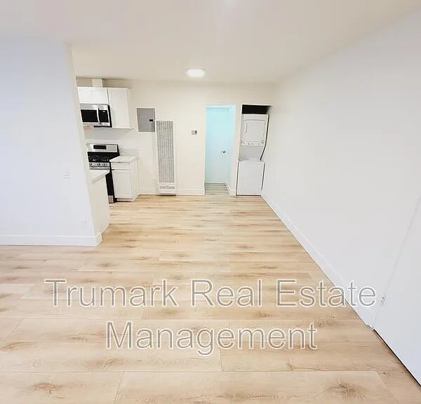 1422 E Maple St #7 — Photo 3