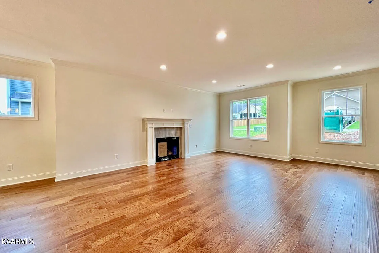 3 bed, 2.5 bath, 2116 sqft, $3,200 — Photo 4