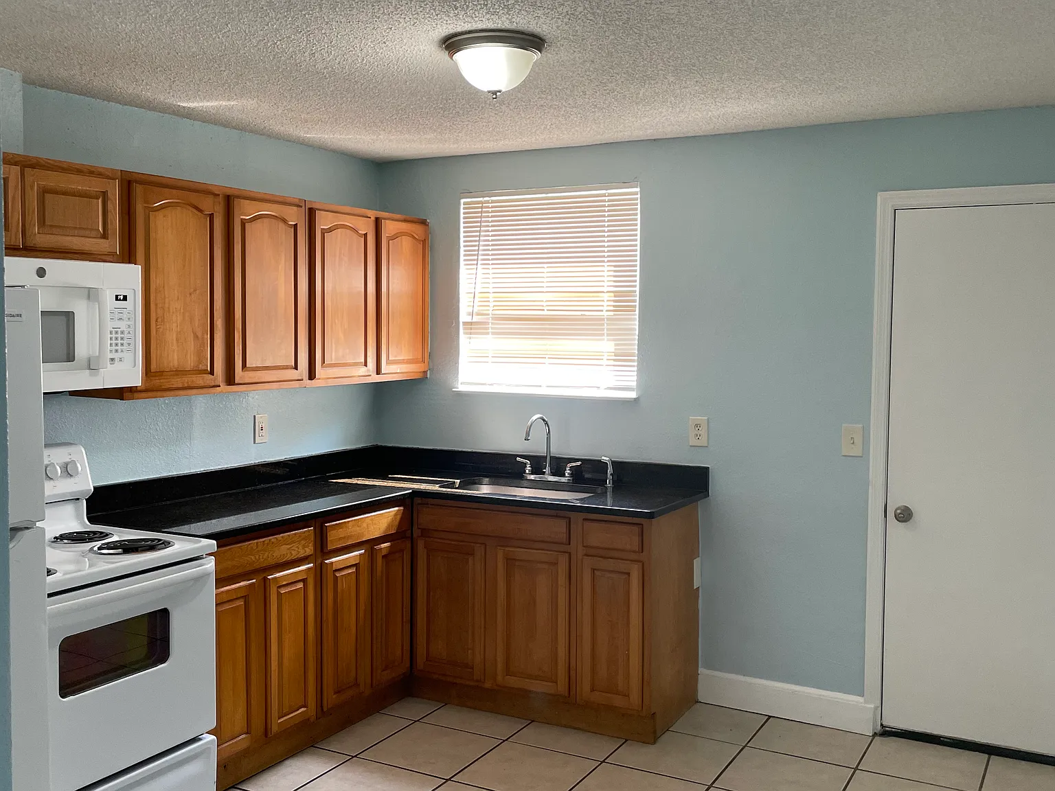 2 bed, 750 sqft, $1,200 — Photo 2