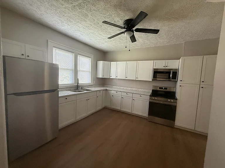 2042 Lee Ave — Photo 4
