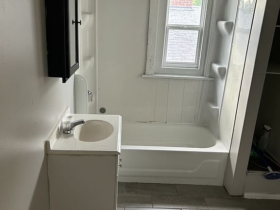 5th image of 1626 Lawton Ave