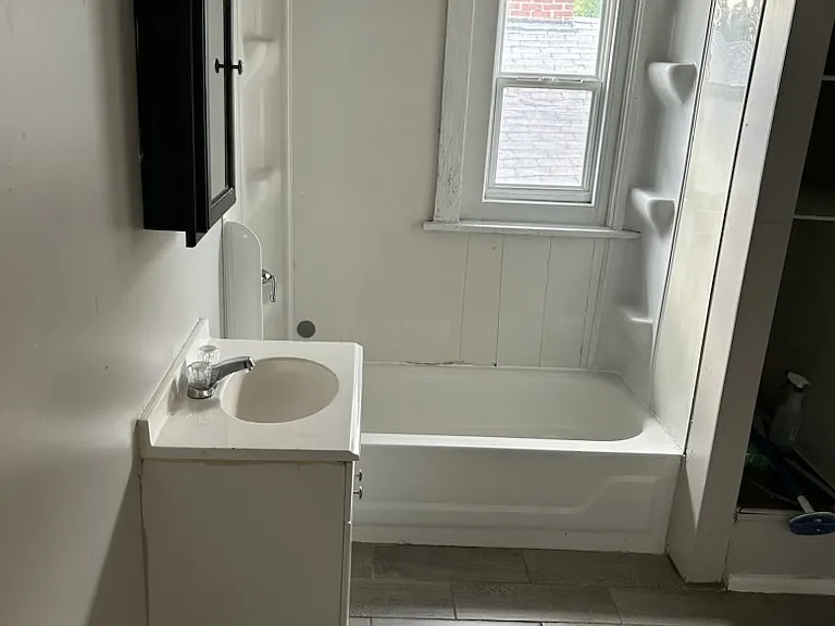 1626 Lawton Ave — Photo 5