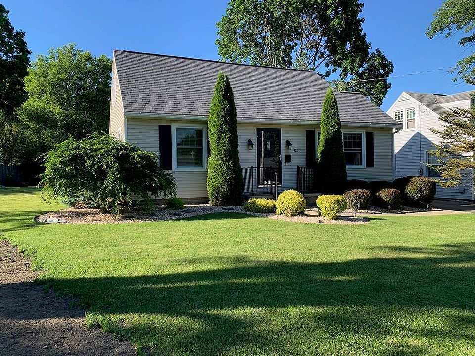 1st image of 418 Parkwood Dr