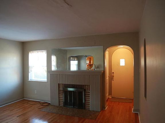 4th image of 1919 Hayselton Dr