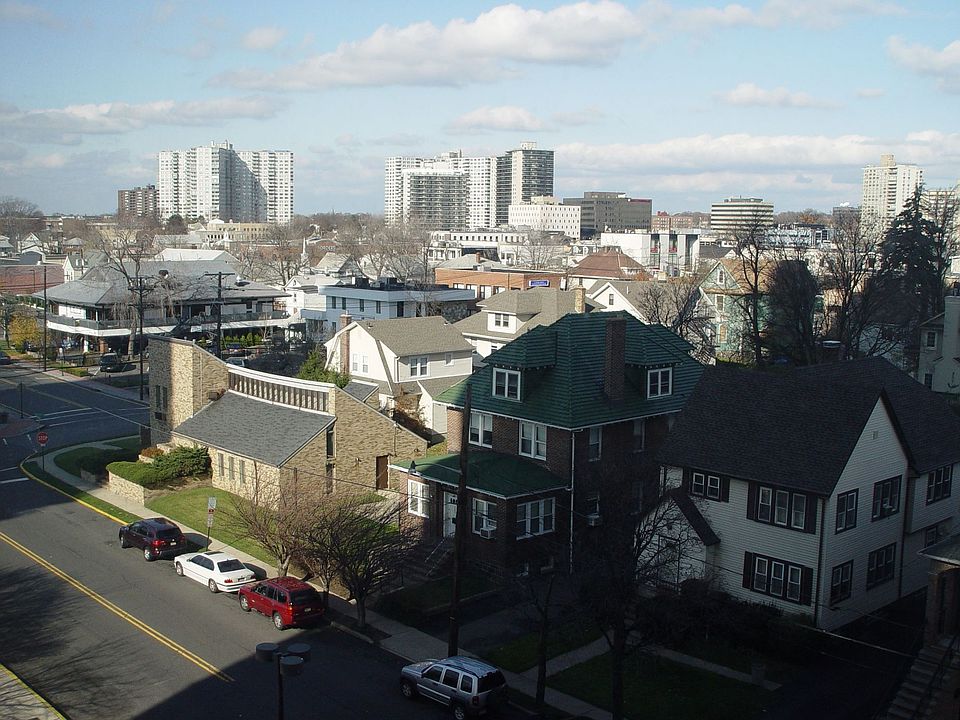 1st image of 200 Palisade Ave 5j