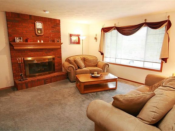 3rd image of 9810 N Hillsdale Ct