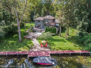 9929 Curie Ln, Pinckney, MI 48169