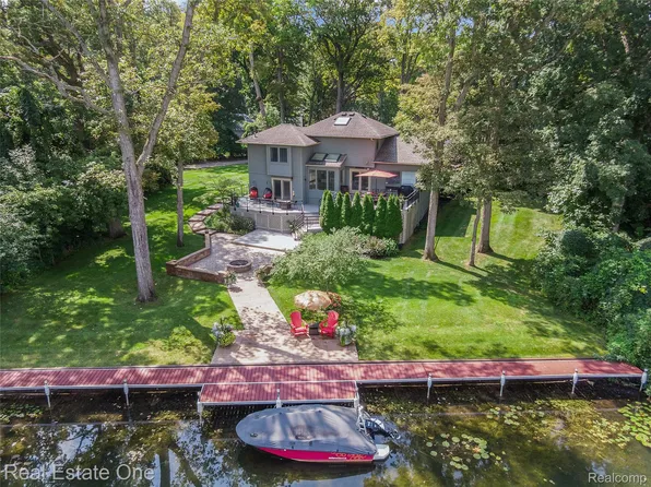 9929 Curie Ln, Pinckney, MI 48169