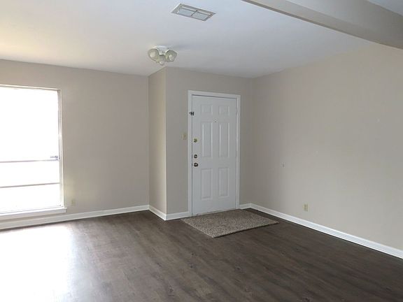 3rd image of 2417 Oak Crest Dr