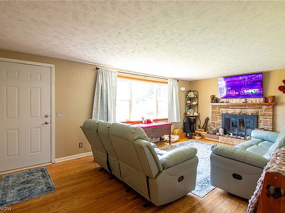 4th image of 10381 Portage St NW