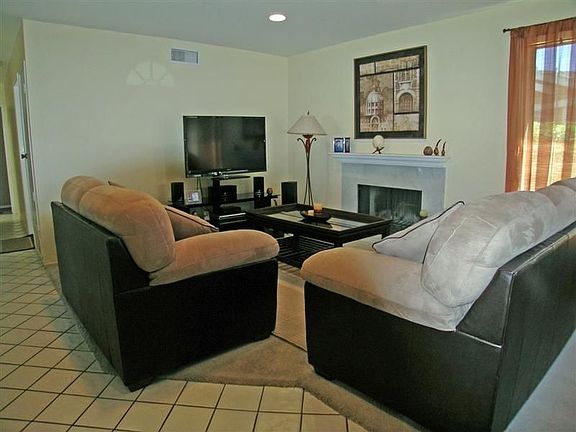 Livingroom with Fireplace