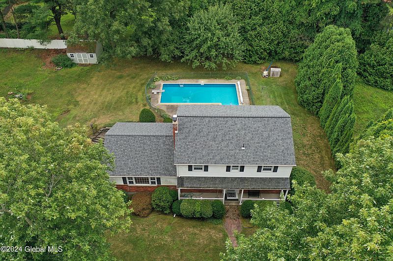 3rd image of 8 Rosewood Drive