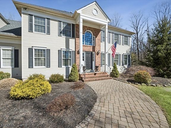 4th image of 7 Robin Ct