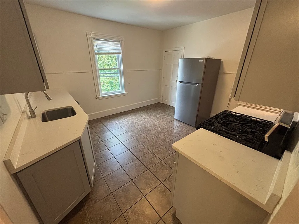 3 bed, 1.0 bath, 1200 sqft, $3,000 — Photo 3