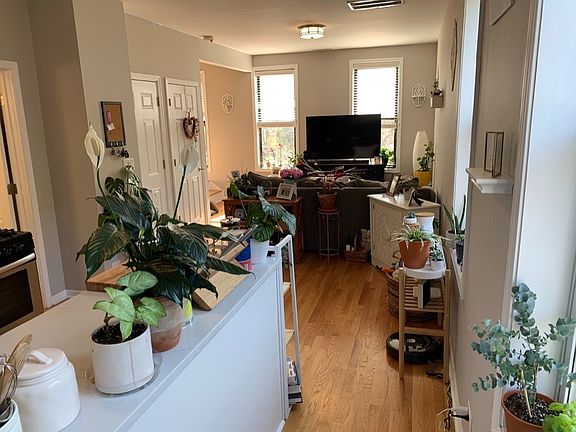 4th image of 1248 N Greenview Ave #F4