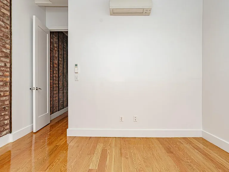 33 Montrose Ave #2L — Photo 7