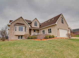 2332 Stonehaven Dr, Sun Prairie, WI 53590