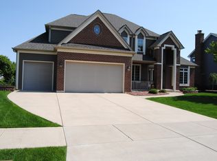 881 Elm St, Sugar Grove, IL 60554