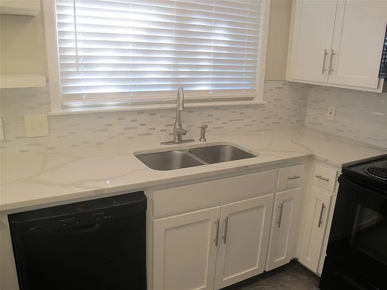 3504 Roanoke Dr — Photo 12