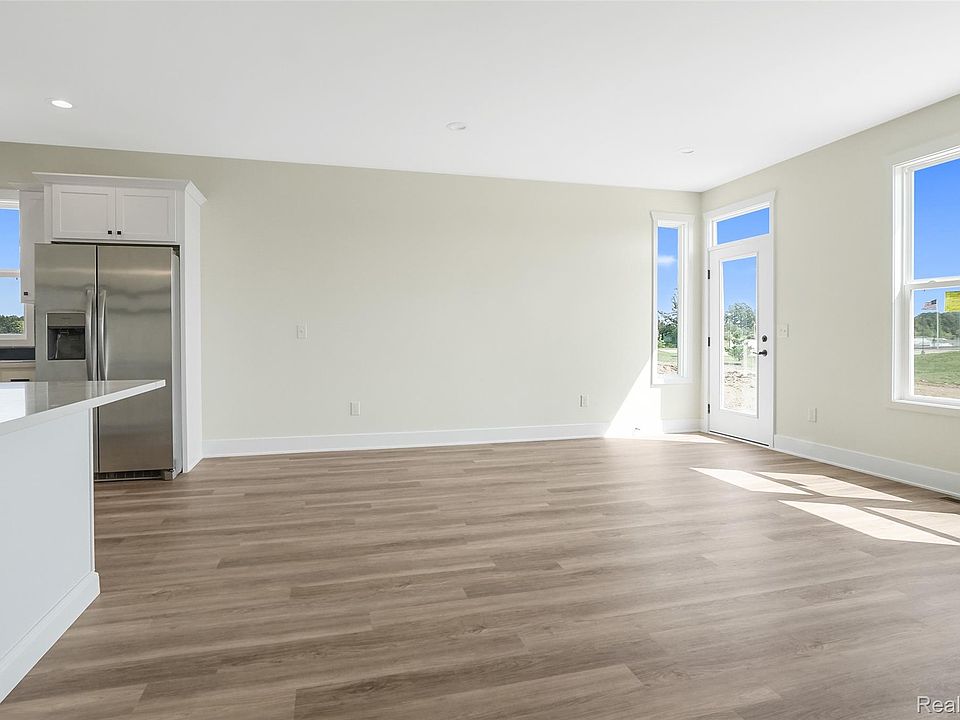 282 Percy Dr, photo 3