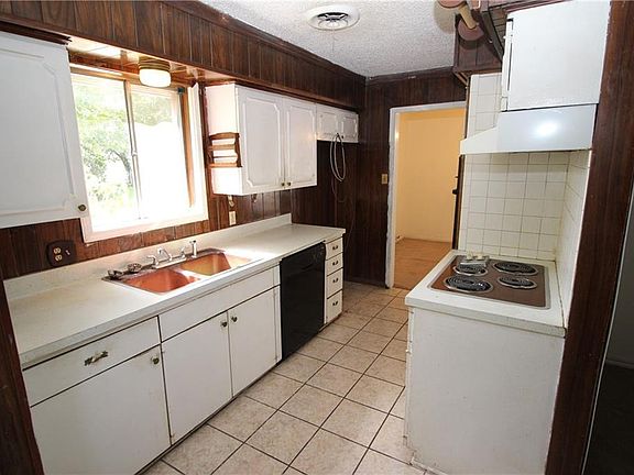 4th image of 4613 S Dr W