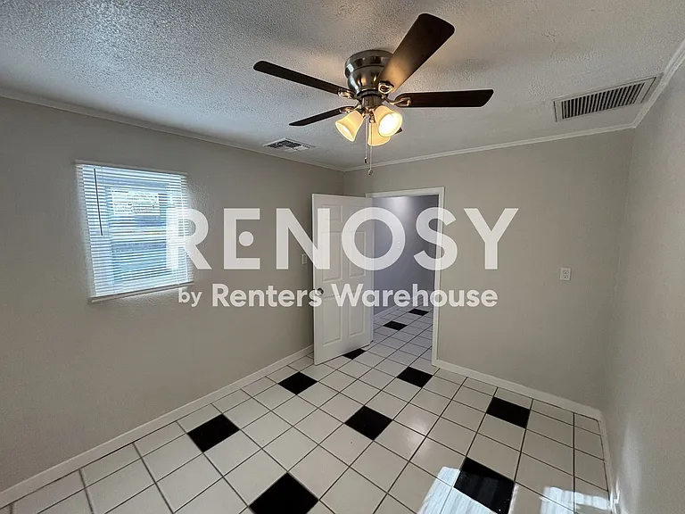 2818 W Heatherbrae Dr — Photo 13