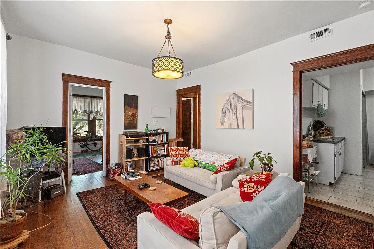 Building Photo - 4002 N Southport Ave #2