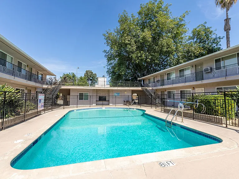 Golden Oaks Apartment — Photo 15