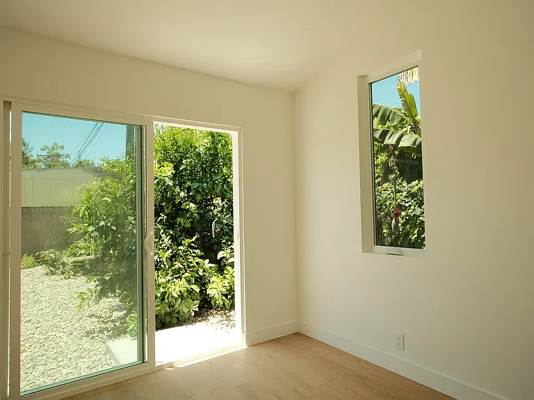 4313 1/2 Kenwood Ave — Photo 13
