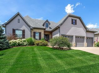 18 Country Club Ct, Le Claire, IA 52753