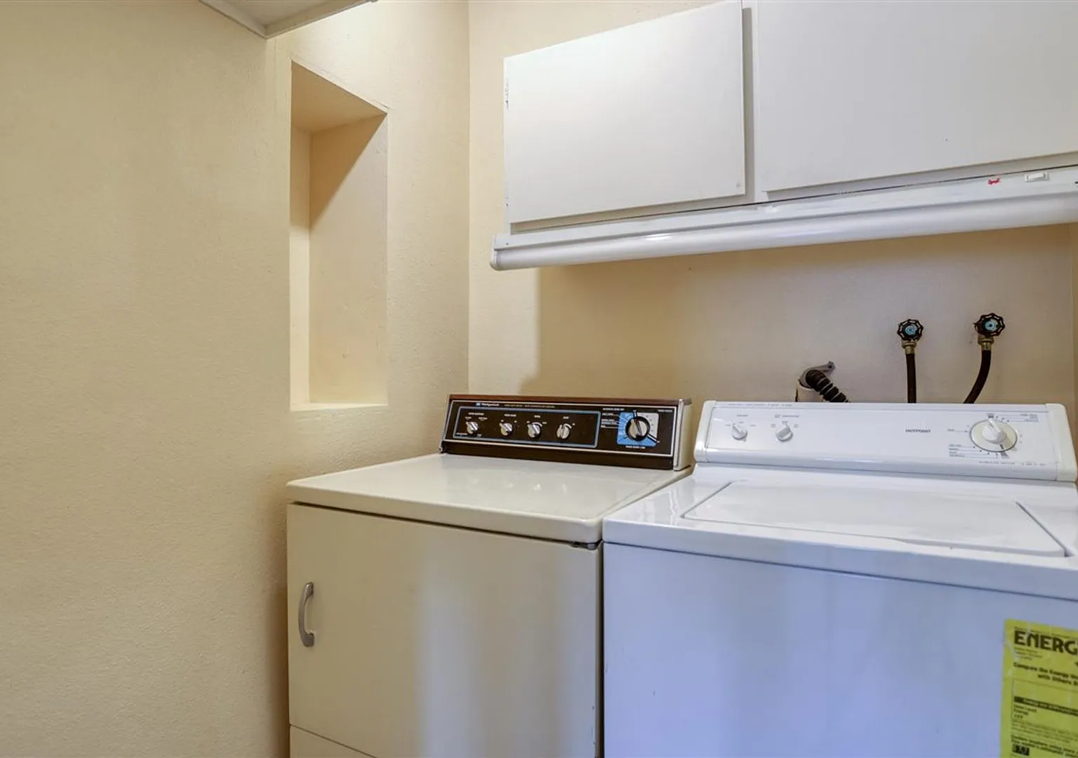 2 bedroom/2 bathroom in Woodside Village — Photo 4