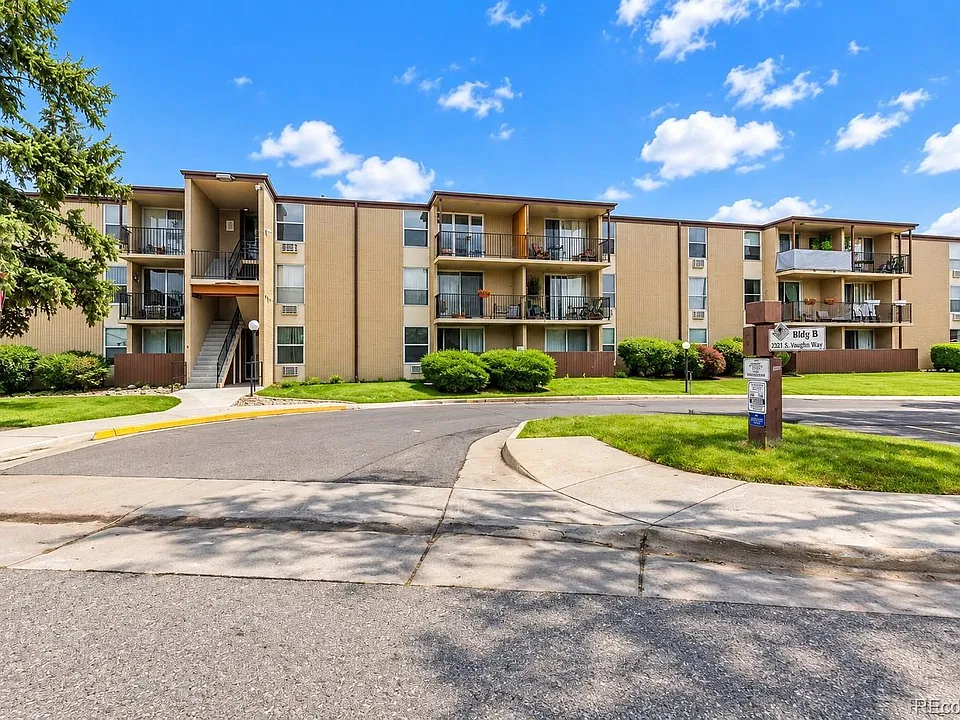 2231 S Vaughn Way #206B